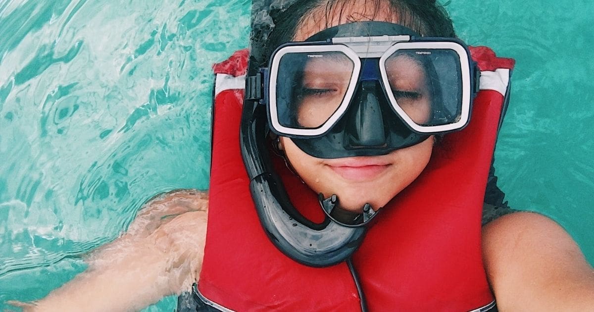 ragazza con maschera in acqua - proteggersi dai germi con argento colloidale