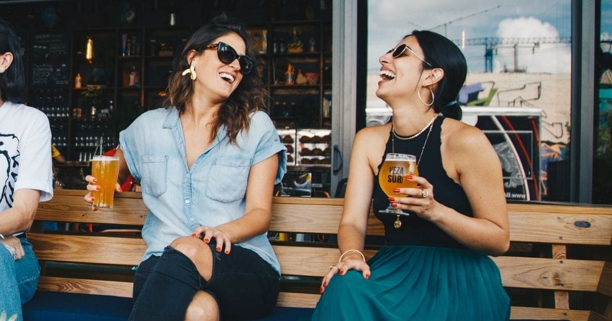 ragazze bevono birra - come usare l'argento colloidale spray in viaggio
