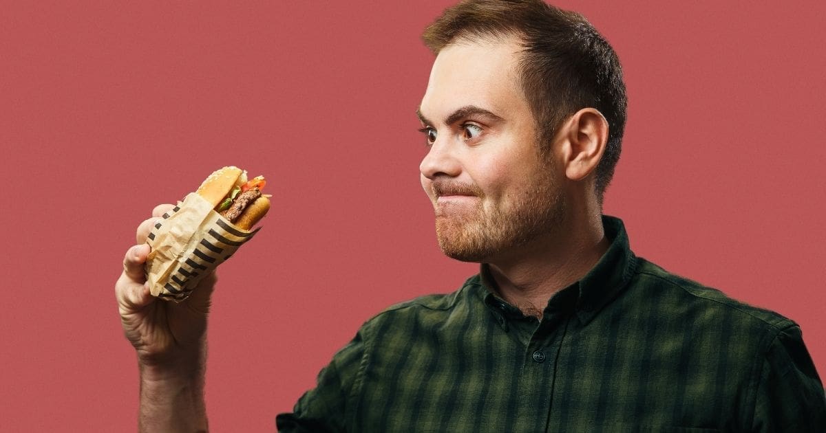 uomo con panino - come guarire dalla gastrite uomo con panino - come guarire dalla gastrite