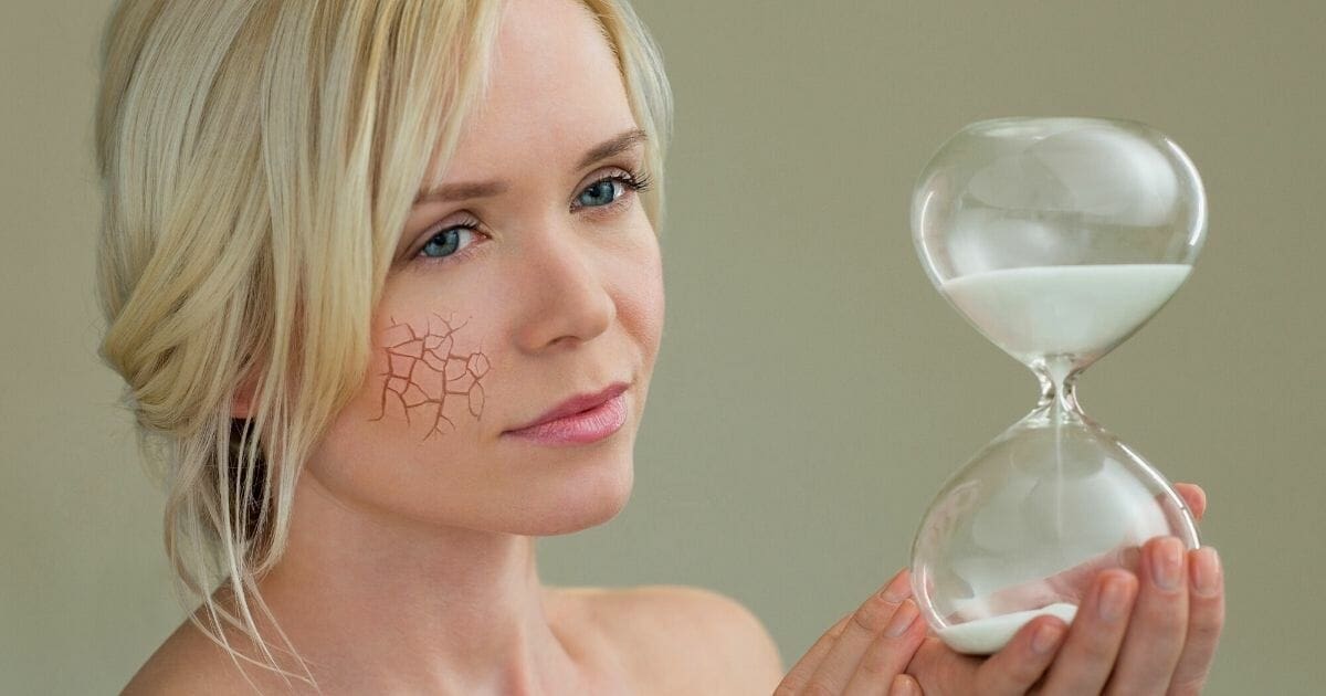 integratori anti invecchiamento - donna con clessidra in mano