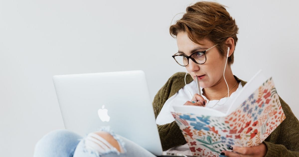 ragazza che fa fatica a concentrarsi