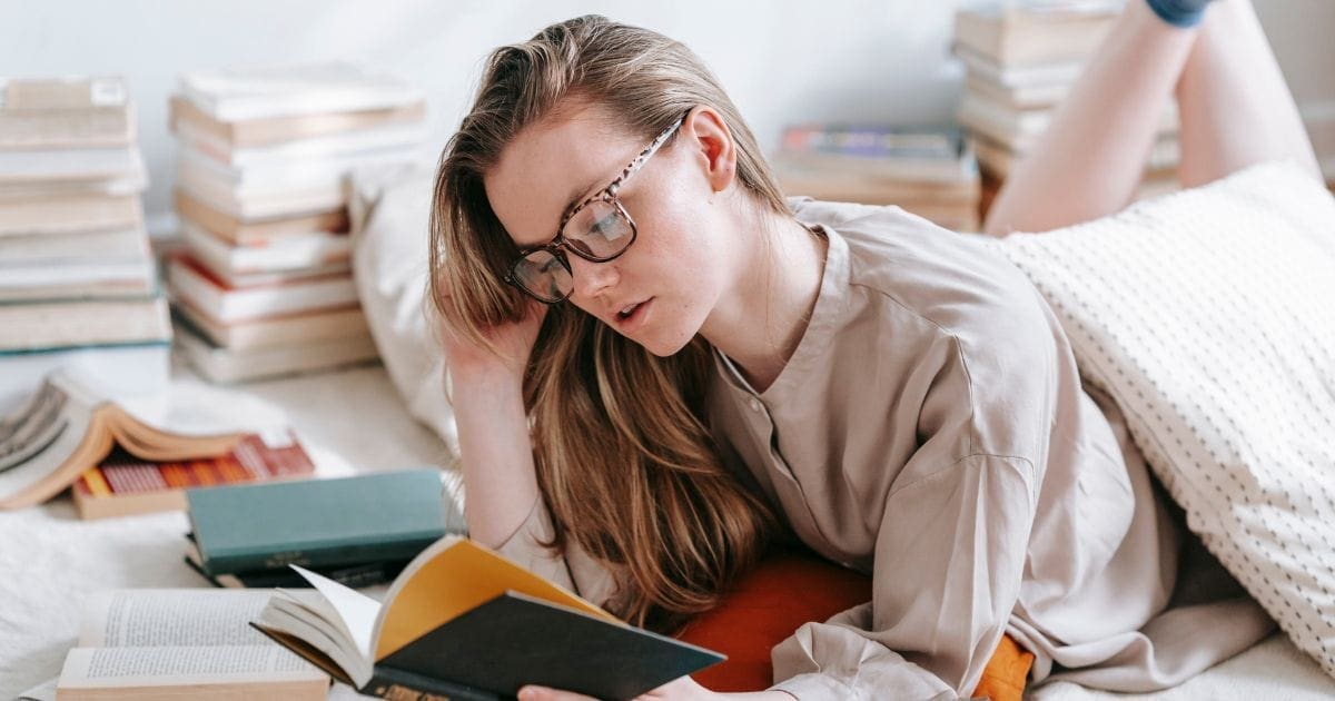 ragazza che legge un libro