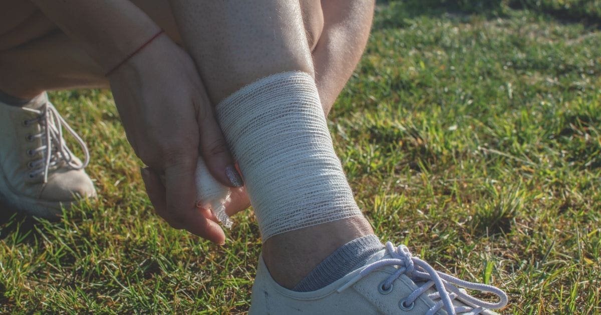 donna con medicazioni di acido ialuronico e collagene