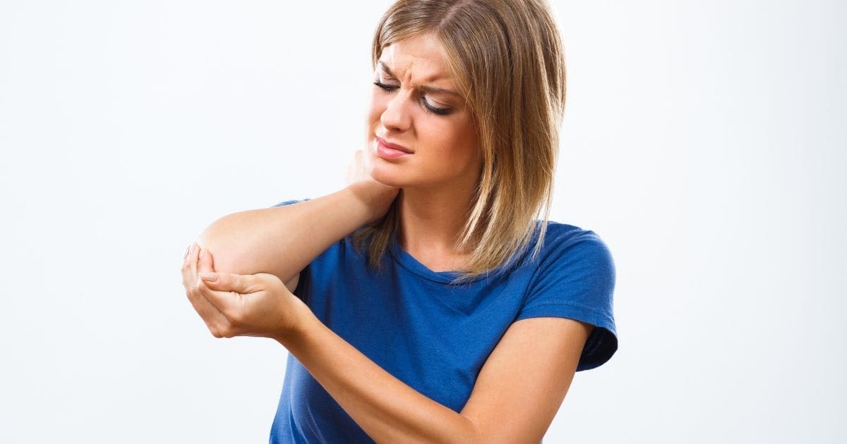 donna che prova dolore ai tendini e alle articolazioni