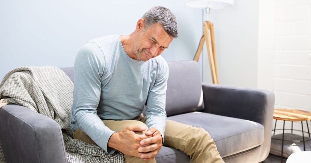 uomo che ha male alle articolazioni