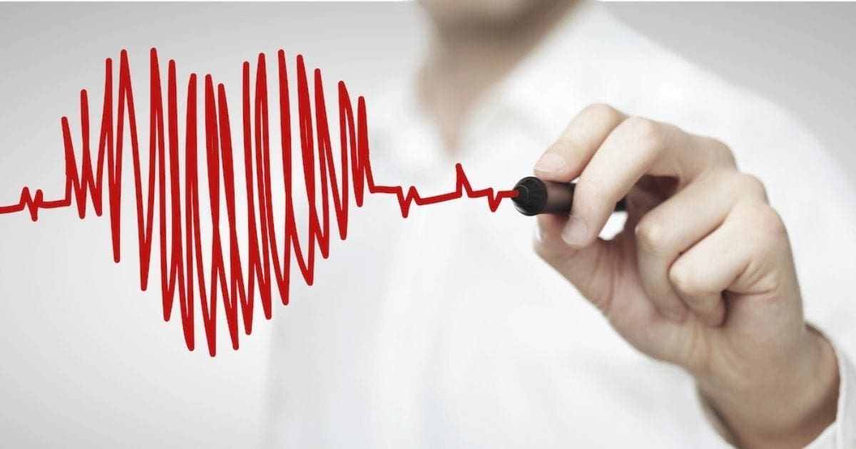 uomo che traccia segno del cuore con un pennarello perché tra i benefici del magnesio e del potassio c'è il supporto al cuore