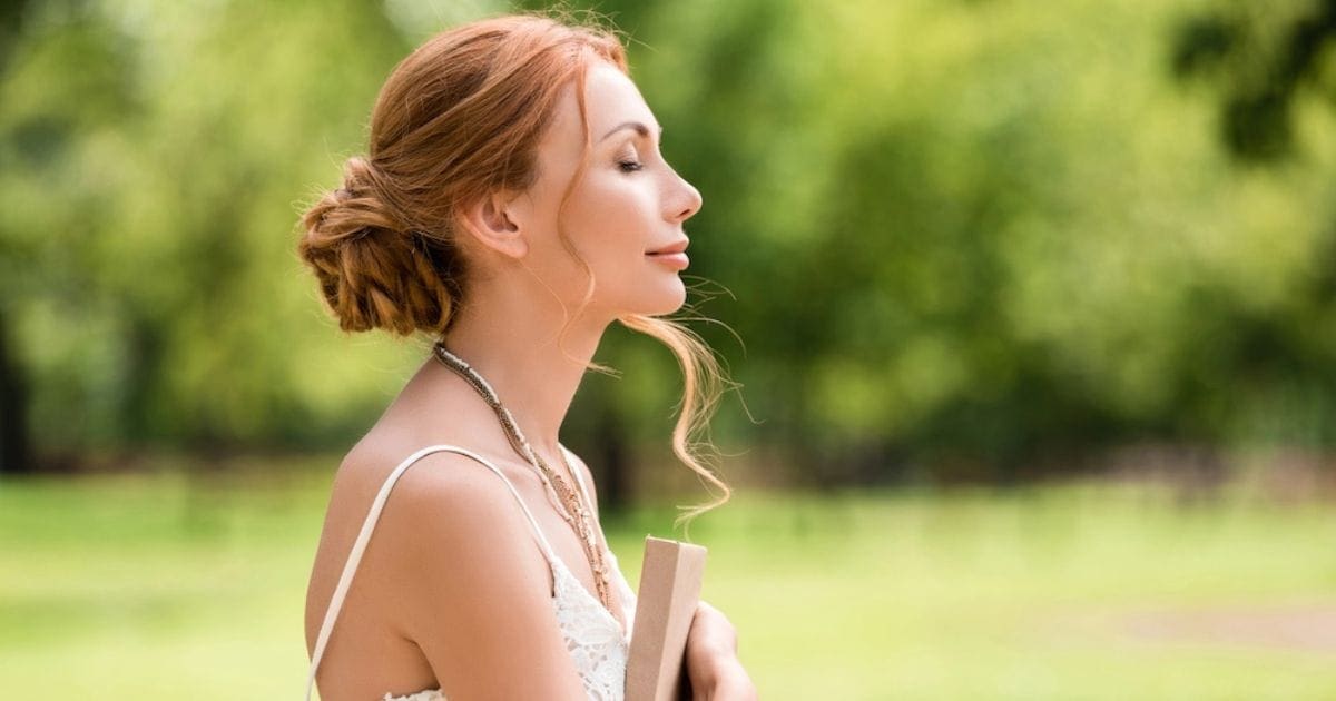 ragazza serena in un parco