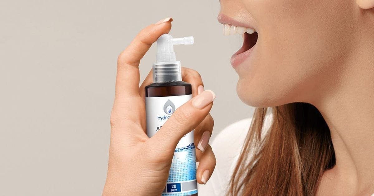 ragazza spruzza in bocca un Colloidale Puro