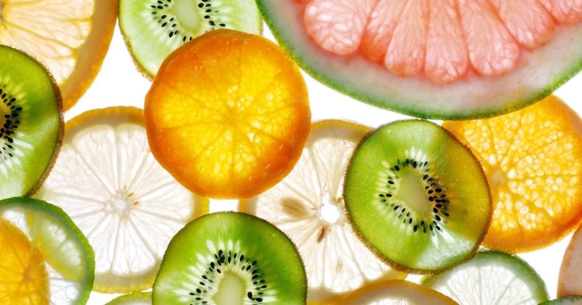 spicchi di arancia, pompelmo e kiwi ricchi di vitamina C